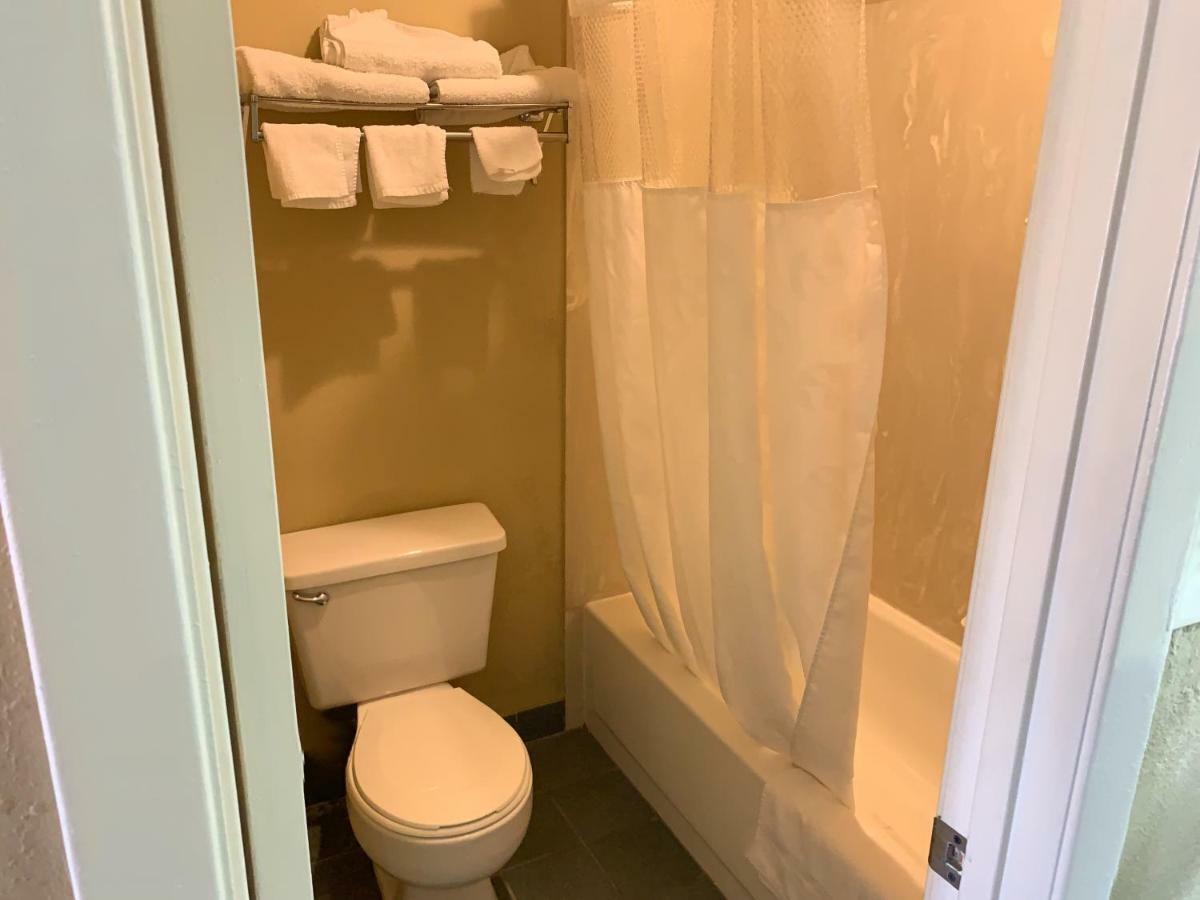 Americas Value Hotel 4*